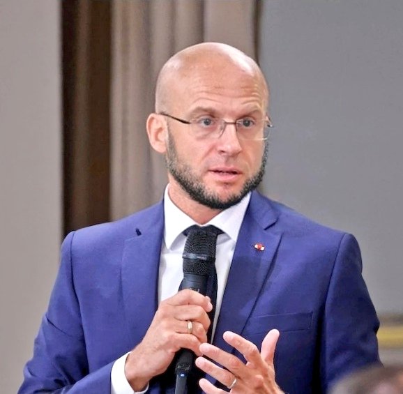 jeanserran's tweet photo. #PremierMinistre
Emmanuel Macron a enfin choisi sont premier ministre ,ainsi que 2 autre !?!?🤔 https://t.co/7NgseiBoGa
