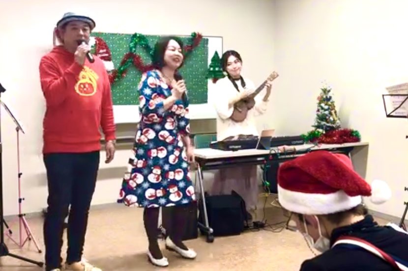 blilliant8's tweet photo. 【音楽ユニット『ひかり』前夜結成⁉️初の歌を届けるボランティア🎤☺️】

川口市精神障害者の家族会  わかば会様のクリスマス会で、初の歌のボランティアとして、シンガーソングライターのことり ゆきちゃん、カトママと、歌の贈り物🎁を届けてきました🎤🤶🎄

これからも歌の贈り物していきます！ https://t.co/7TSEbpivkK