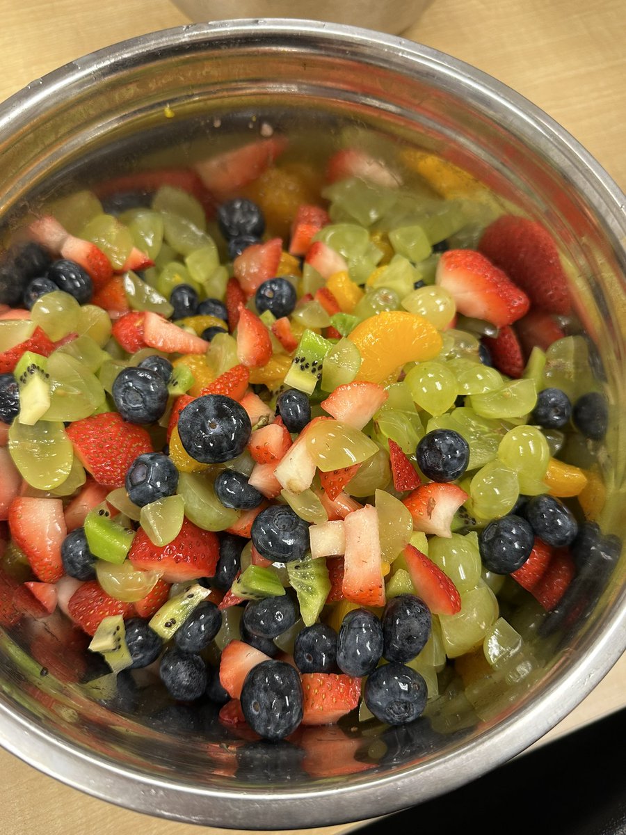 LeeThomas99's tweet photo. Many hands made quick work of Christmas Fruit Salad @hcbrantford https://t.co/2cr0gSkme5