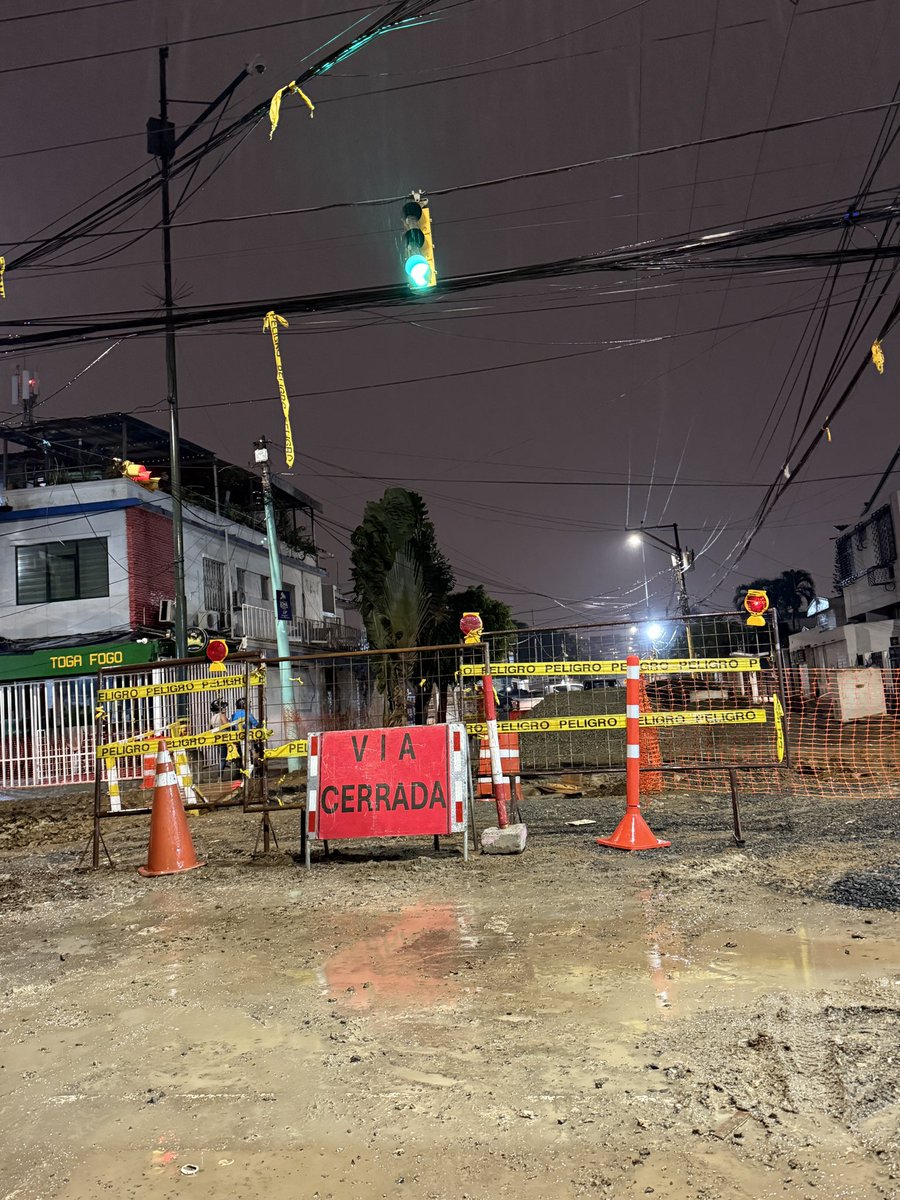 Solo a <a href="/aquilesalvarez/">Aquiles Alvarez Henriques</a>  se le ocurre arreglar las calles de Guayaquil en temporada navideña. Esta es una muestra de las tantas calles dañadas