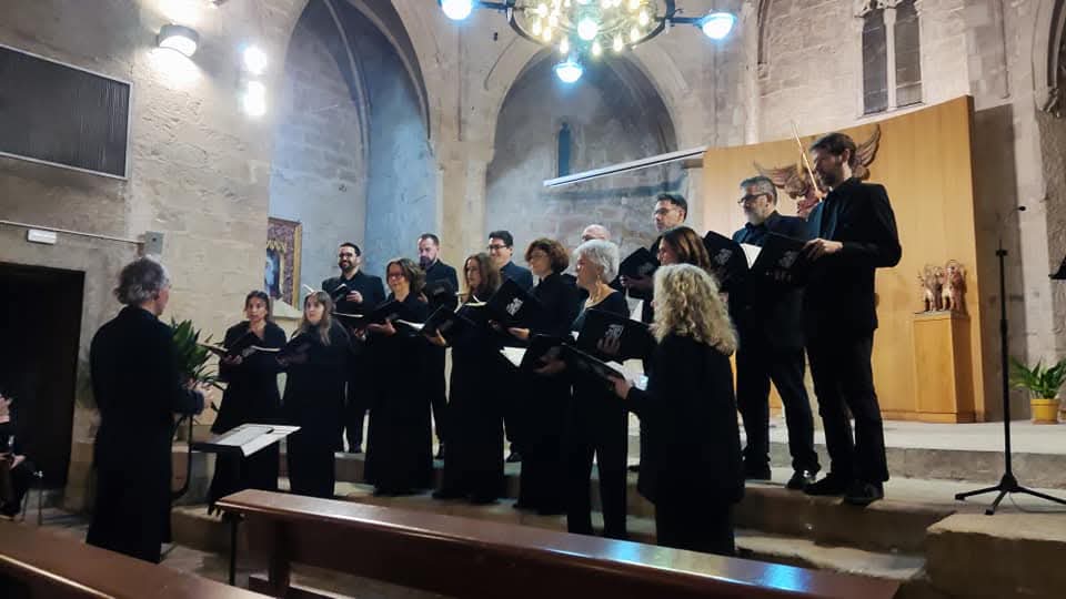 CarnIsxa's tweet photo. Cor de Cambra de la FCEC des de l'Esglèsia Vella de l'Espluga de Francolí. https://t.co/sEgXxeydFW