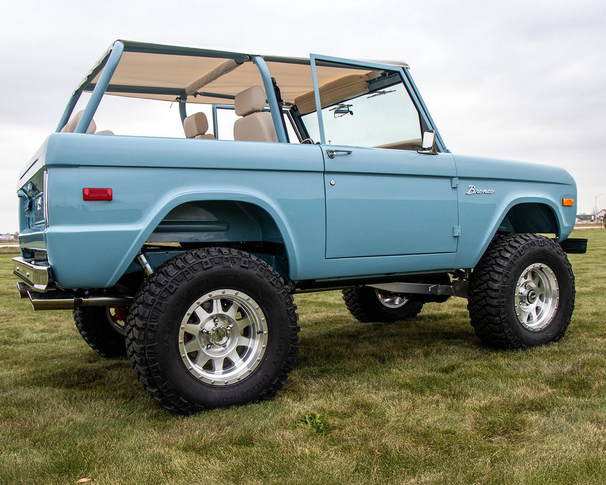 Barrett_Jackson's tweet photo. @Ford @BlueprintEngine Riding on a 3.5-inch suspension lift with 17-inch polished aluminum #Method wheels wrapped in 35-inch #MickeyThompson M/T tires, this 1974 @Ford #Bronco is selling with No Reserve at the 2025 #Scottsdale Auction, Jan. 18-26 at #WestWorld.
Learn more: https://t.co/mbaJF17DMu https://t.co/3hJha3ulxO