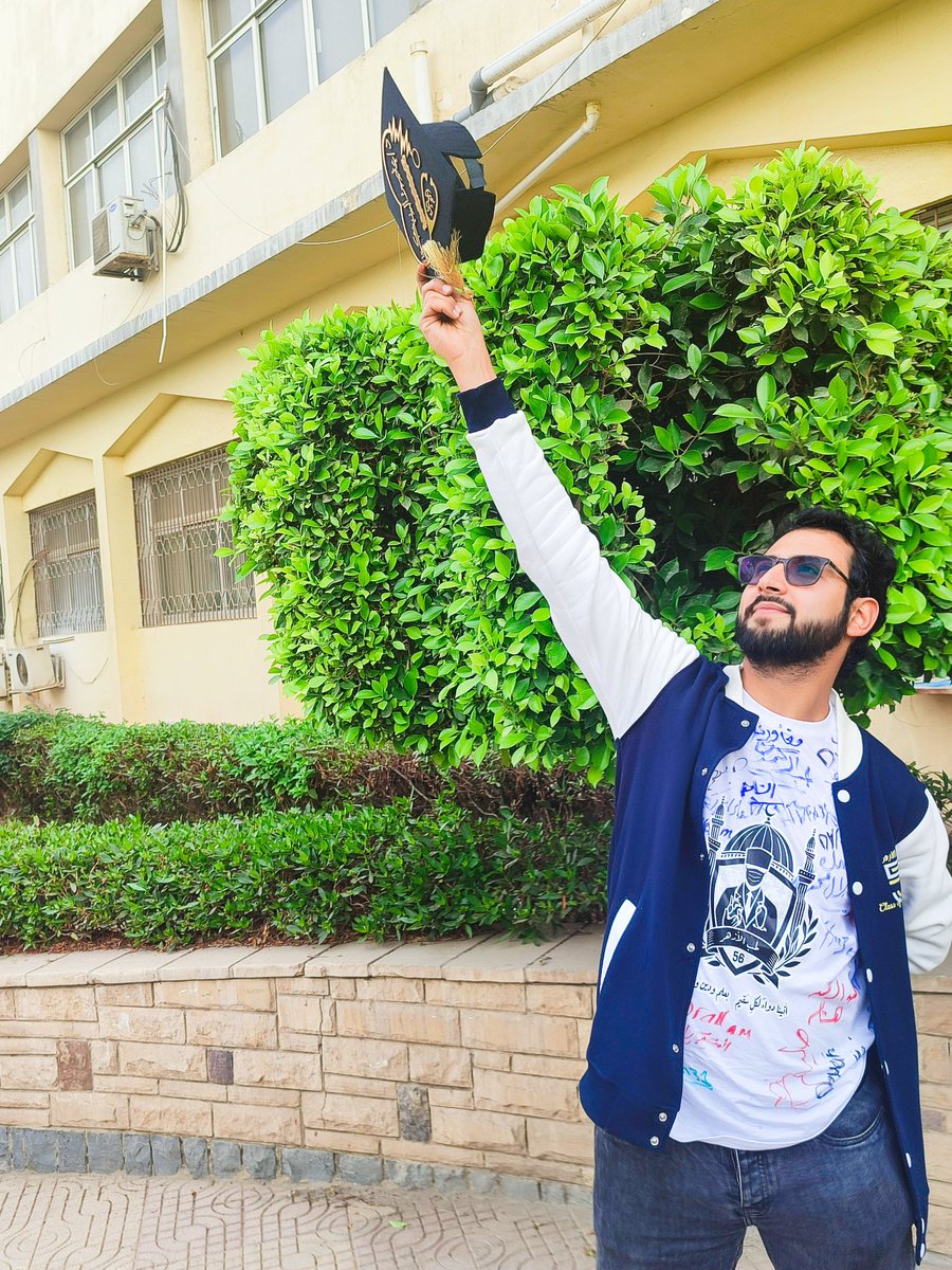 DrKhalid23's tweet photo. قد كنت صغيرا بالأمس   واليوم طبيباً بُشرانا 🩺🥰❤️ https://t.co/TgaJQ6ShHI