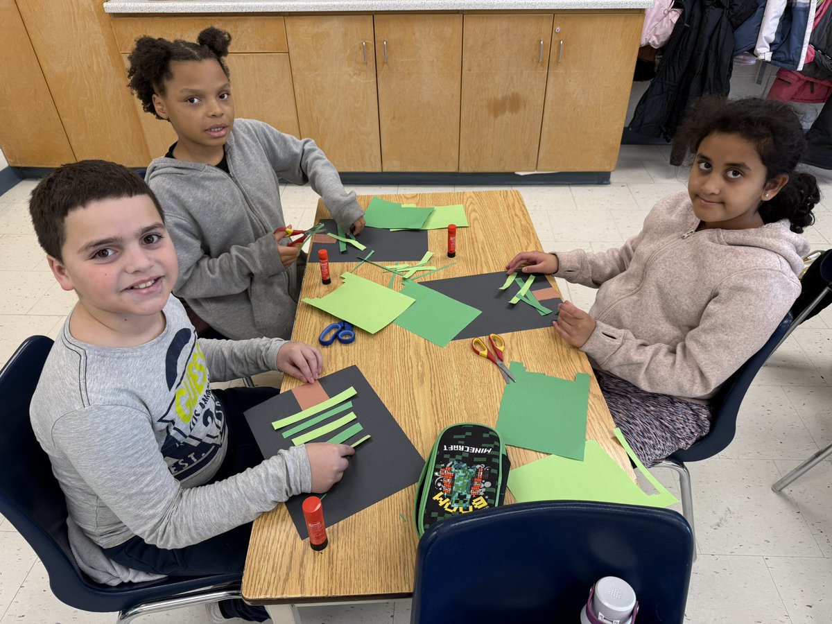 arincunanan's tweet photo. Grade 2/3 students doing some Christmas art! @StMariaGorett https://t.co/E5VNLw8FA3