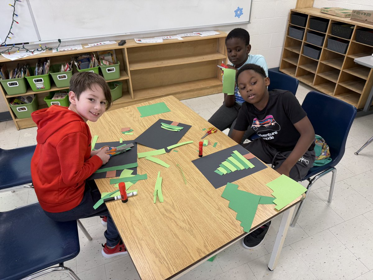arincunanan's tweet photo. Grade 2/3 students doing some Christmas art! @StMariaGorett https://t.co/E5VNLw8FA3