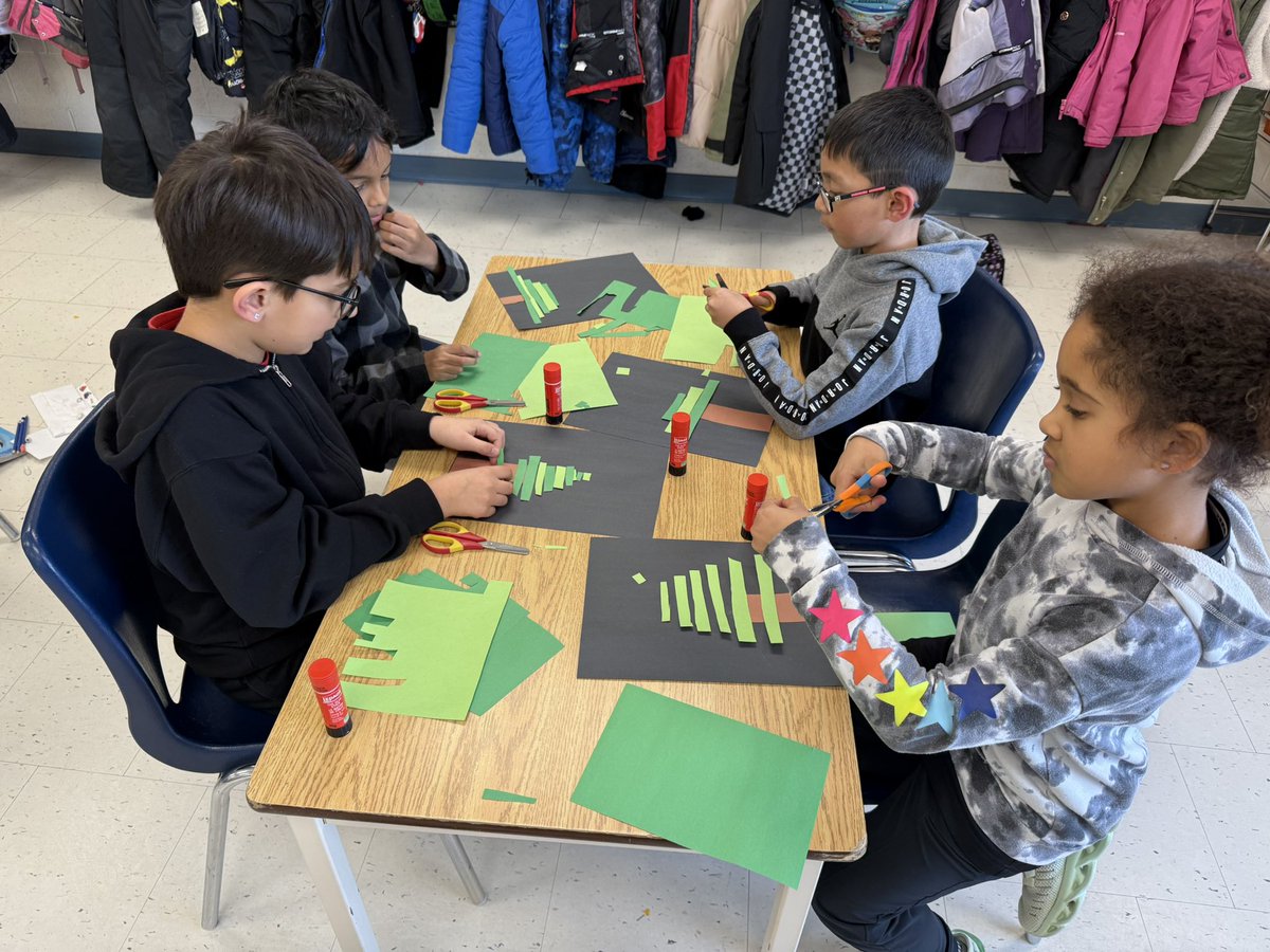 arincunanan's tweet photo. Grade 2/3 students doing some Christmas art! @StMariaGorett https://t.co/E5VNLw8FA3