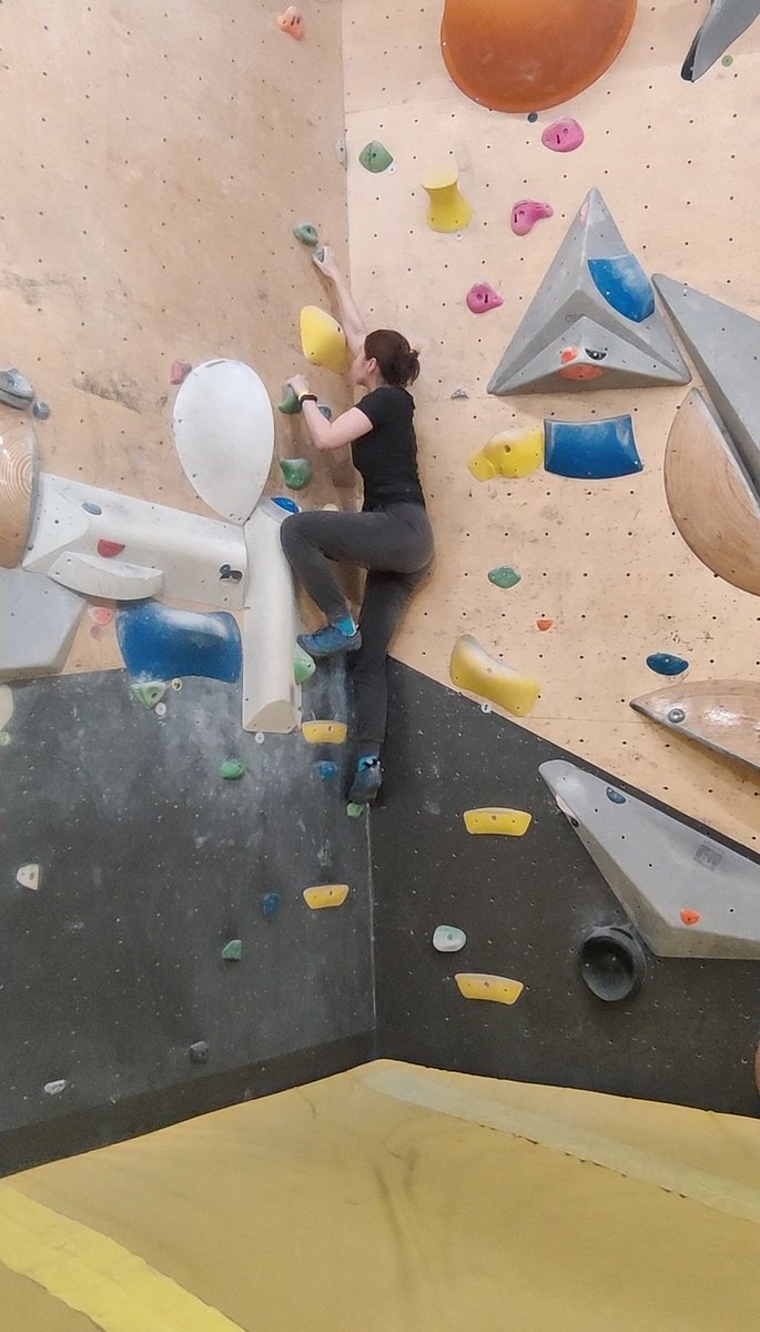 Сегодня была на скалодроме завтра весь день буду работать из кровати не в состоянии пошевелиться