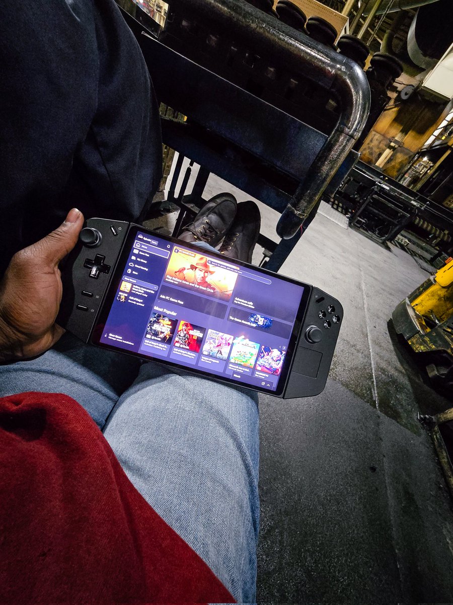flyboi_'s tweet photo. @SnoopDogg #SnoopDoggXboxChainGiveaway

Anywhere with game pass ultimate https://t.co/V1rzC1nS4D