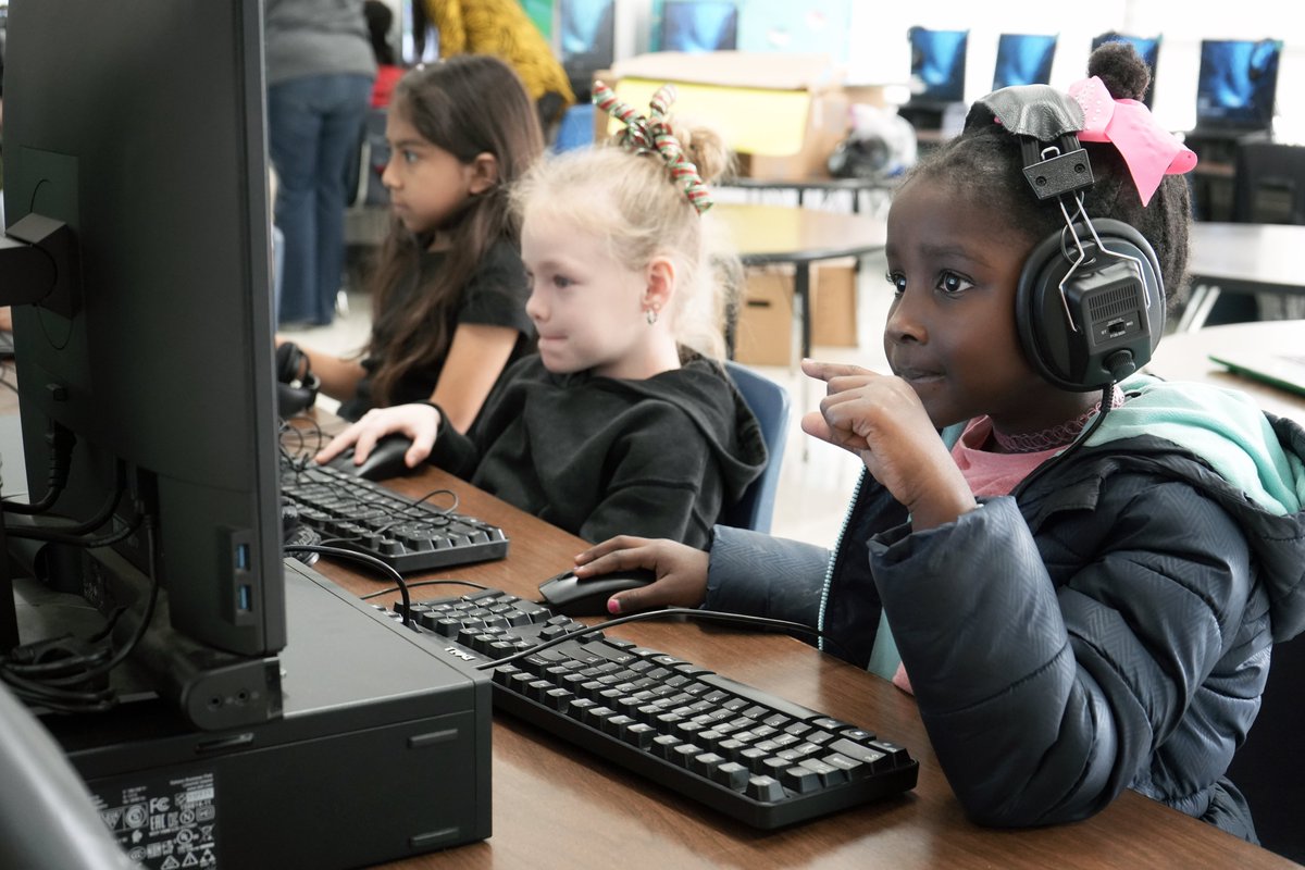 ShermanISD's tweet image. Ms. Wood’s 2nd graders were introduced to giving specific instructions for computer software programming! 💻 #HourOfCode #ComputerScienceEducationWeek
