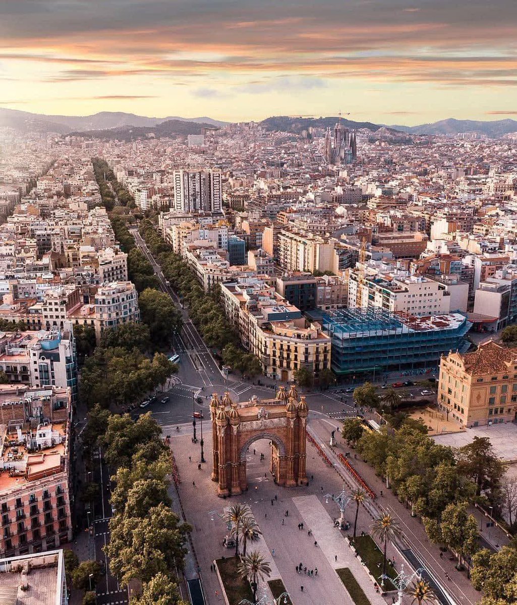 LXCarsPlaces's tweet photo. Aerial View Of Barcelona, Spain 🇪🇸
Photo By: @dani_hm_bcn [IG] https://t.co/7ykmbBi00c