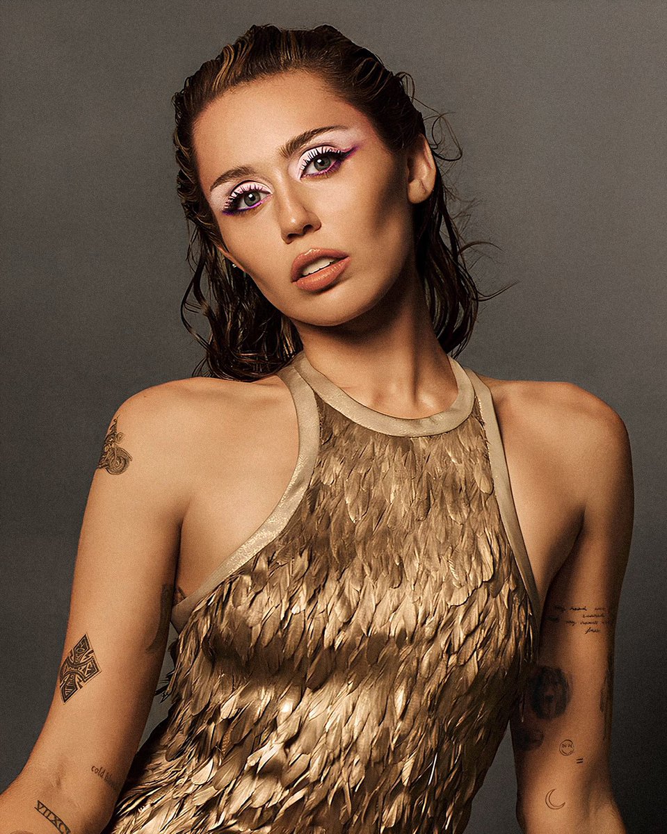 deadpetzsoc1ety's tweet photo. No one is serving photoshoots like Miley Cyrus. https://t.co/goGsmTrLjp