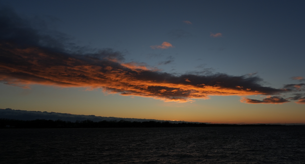 FototakerTony's tweet photo. It was single-digit temps and blowing freezing winds on the #upperNiagara just now! The feels like temp forecast says it's 6°f BUT WE say it was frozen!! It was a golden sunset though so always so worthwhile! @WesternNewYork @news4buffalo @CityOfNFallsNY @NWSBUFFALO #DestinationNiagaraFalls #sunset #WNYsunsets