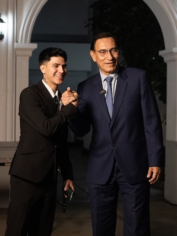 🤯Martin Vizcarra es un gran estadista 🤯

Sabe a qué público mostrarse, al joven idealista, que nunca ha trabajado duro, al que sólo le gusta divertirse y le gustan los derechos, pero escapa de los deberes. A ese público apunta, al que piensa poco, y repite como loro lo que sus