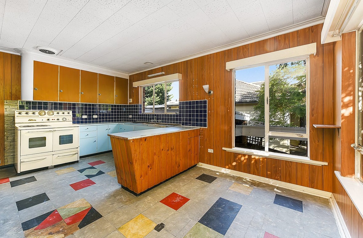 Secret_Design's tweet photo. A completely original retro kitchen spotted in a property for sale in Mt Waverley, including the original stove.  The rest of the house is uninspiring and in poor condition so will most likely be redeveloped.  Pity fashion trends have moved on from kitchens with personality… https://t.co/A23JROIt4G