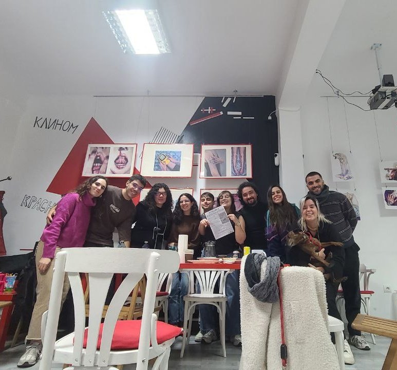 El mejor club de lectura <a href="/Litteraliss/">Litteralis</a> <a href="/SovietGetafe/">SovietDeGetafe</a> 

Da igual lo que leamos, siempre hay una excusa para criticar el capitalismo y el patriarcado

🥰❤️