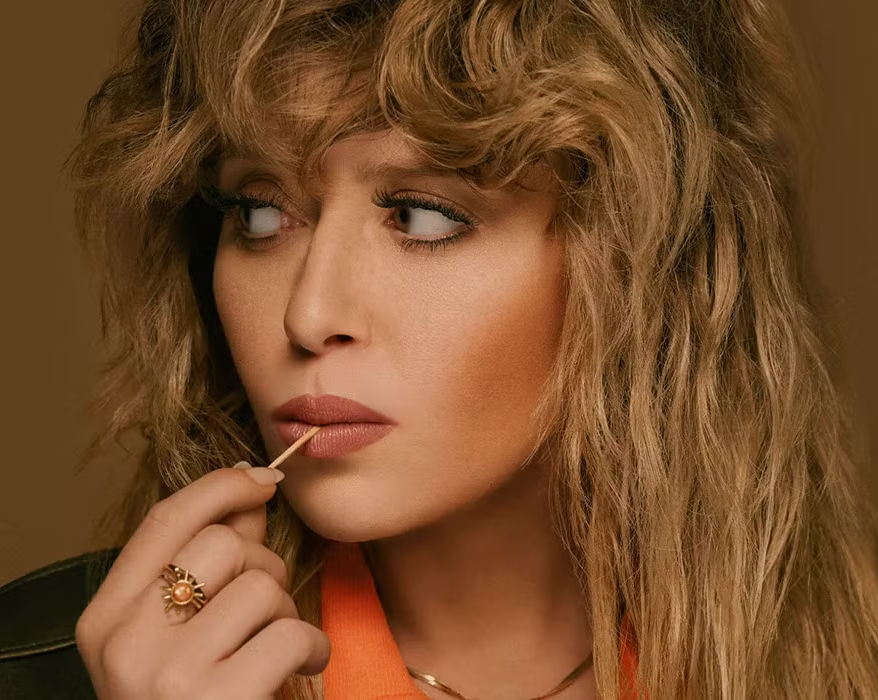 Vatel1675's tweet photo. Way behind on my TV watching, so apologies if everyone commented on this last year. But is Natasha Lyonne purposefully doing a cross-gender Peter Falk impersonation in POKER FACE? (Not just the detective work, but the accent, the mannerisms, etc...)

Brilliant series, by the way. https://t.co/AtBLQgzZvY