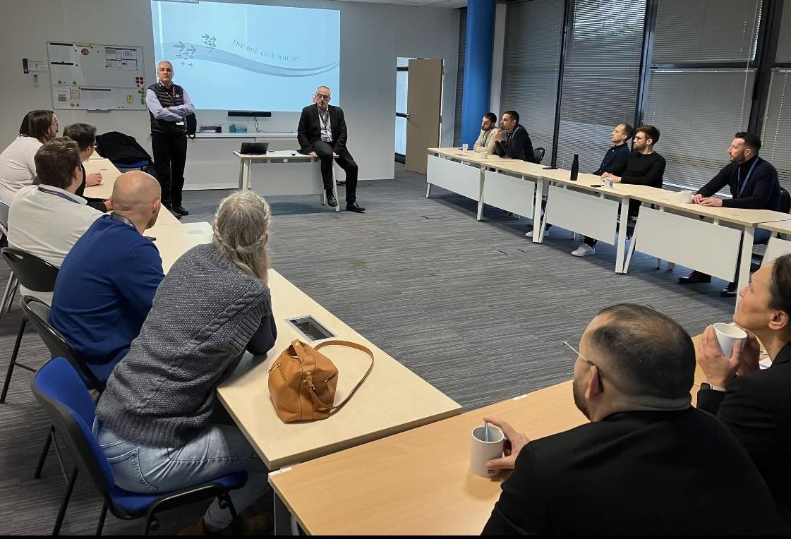 Éric et Patrick du bureau de l'Amicale ont présenté dans un échange très sympathique l'association aux élèves de la 7ème promotion de Sup'Réseau.
Ils sont dans la dernière ligne droite de leur cursus avec la soutenance de leurs études finales applicatives le 18 décembre.