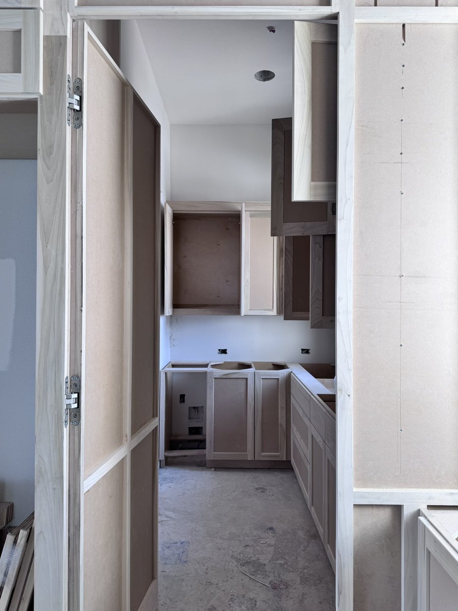 SterlingHomes's tweet photo. Exciting progress! ✨ Our talented subs kicked off cabinet installation this week, and our team was on-site to walk the house to ensure every detail aligns with the vision 🛠️🏠 

#Customhomebuilder #Austinhomebuilder #Luxuryhomes https://t.co/vr9SrSSeGm