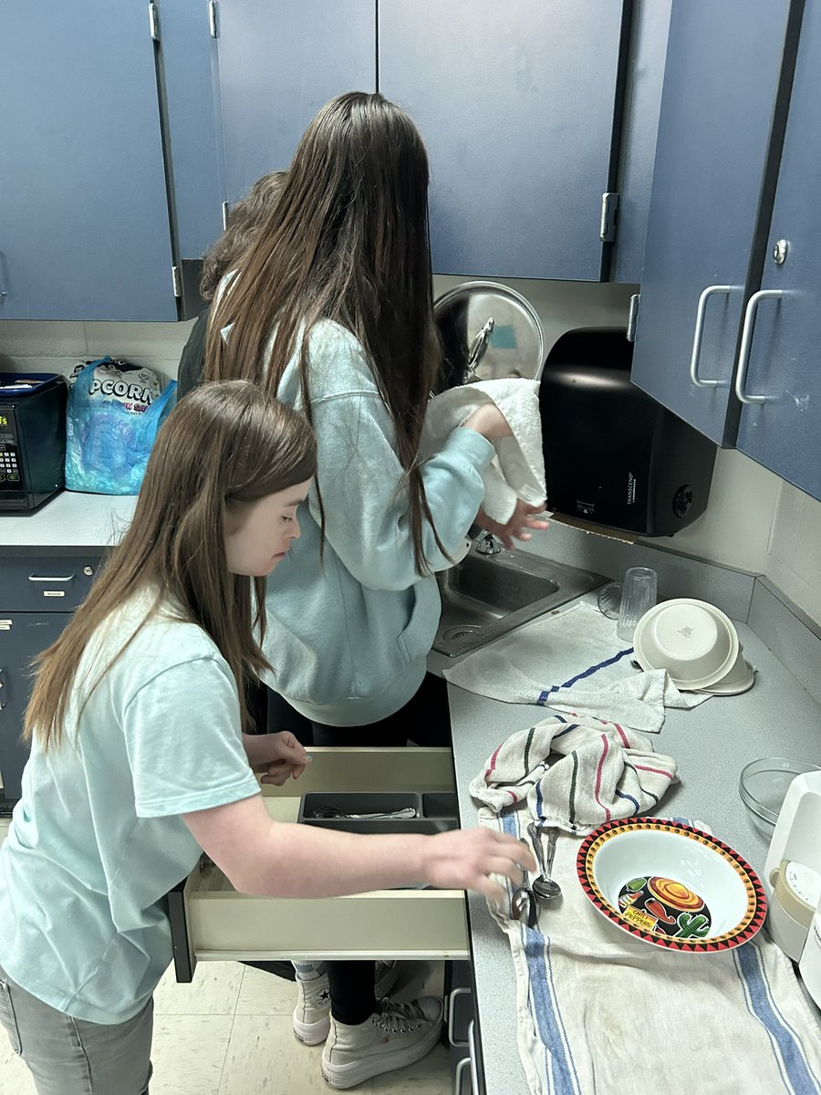 Classroom Recipe this week: Super Easy Fudge Brownies! 

This was definitely a yummy favorite😋