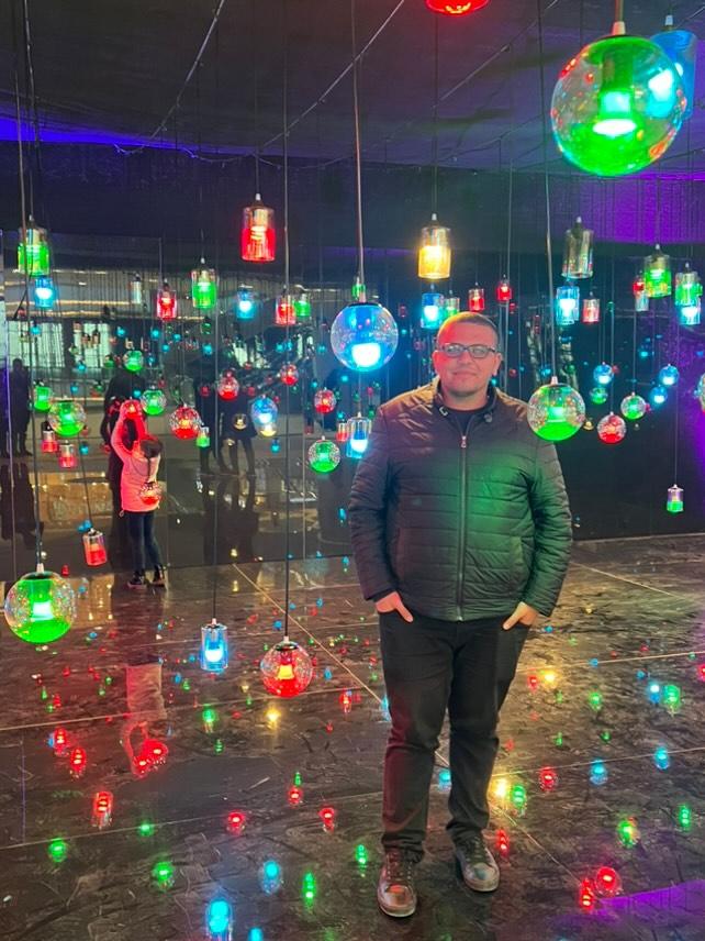 srour_as's tweet photo. اليوم وصل العمر سن الثلاثين 
وانتابني شعر حزن وسعادة 
حزن على ماضي مثل رمشة العين 
ما حقق بما فات غاية مراده 
و سعيد أنّه ثبّت النفس بالدين 
ما زعزعت وهج الملاذ وِتاده 
يشوم عم ما يغري القلب والعين 
في وقت غيّر كل رجل اعتقاده 
ثلث مضى يا عمر والجاي ثلثين 
إذا ... + https://t.co/b76CI2COAW