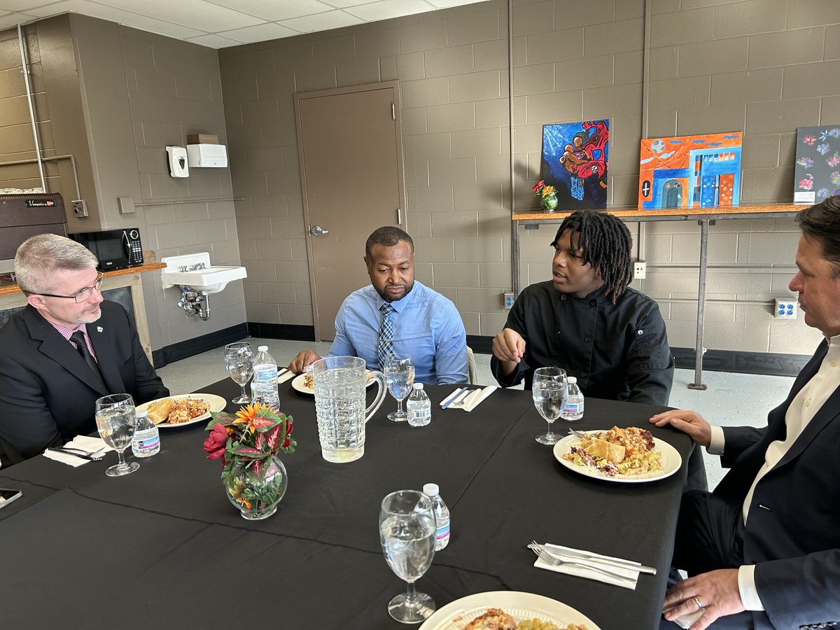 JCPSKY's tweet image. ⭐️ COMMISSIONER VISIT | We were honored to show @KyDeptofEd Commissioner Dr. Robbie Fletcher around JCPS today to see the exciting things happening in our schools—everything from math and literacy to special areas and career pathways! #WeAreJCPS