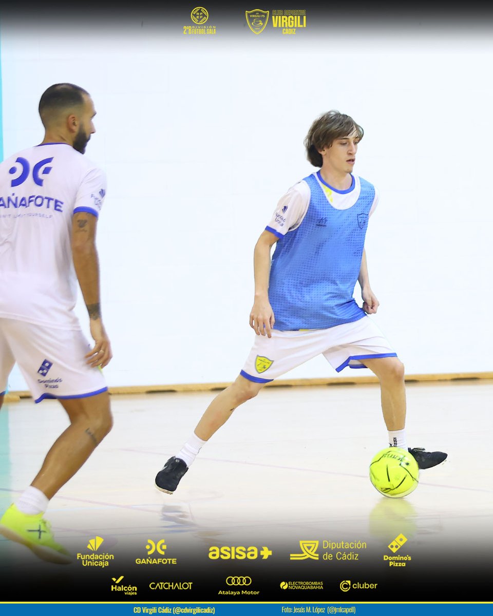 CDVirgiliCadiz's tweet photo. ⚽ En el tramo final de la sesión, el primer equipo y el juvenil del CD Virgili Cádiz unieron fuerzas en un partidillo conjunto.

💪 Una oportunidad para fortalecer las conexiones técnico-tácticas  y compartir aprendizaje.

Buenas noches, panaderos 💛💙 https://t.co/OzGKDGVPwp