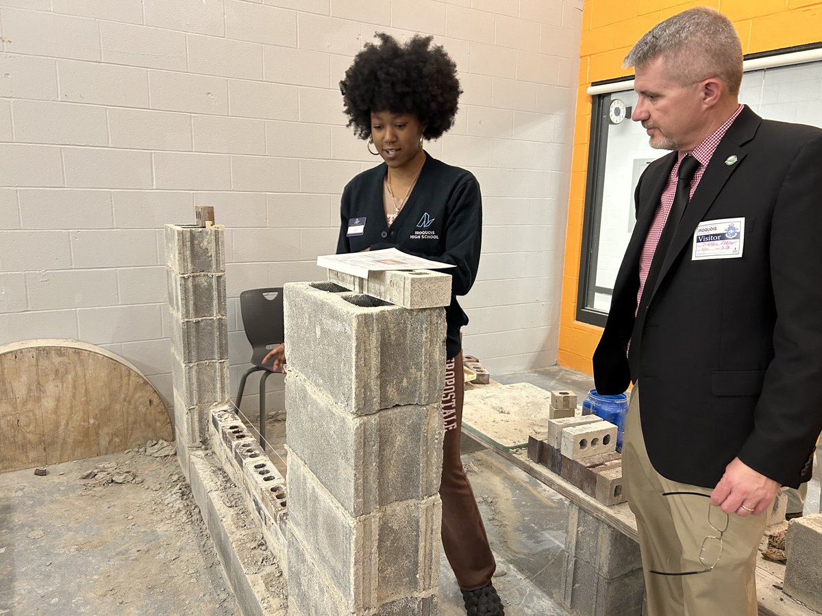 JCPSKY's tweet image. ⭐️ COMMISSIONER VISIT | We were honored to show @KyDeptofEd Commissioner Dr. Robbie Fletcher around JCPS today to see the exciting things happening in our schools—everything from math and literacy to special areas and career pathways! #WeAreJCPS