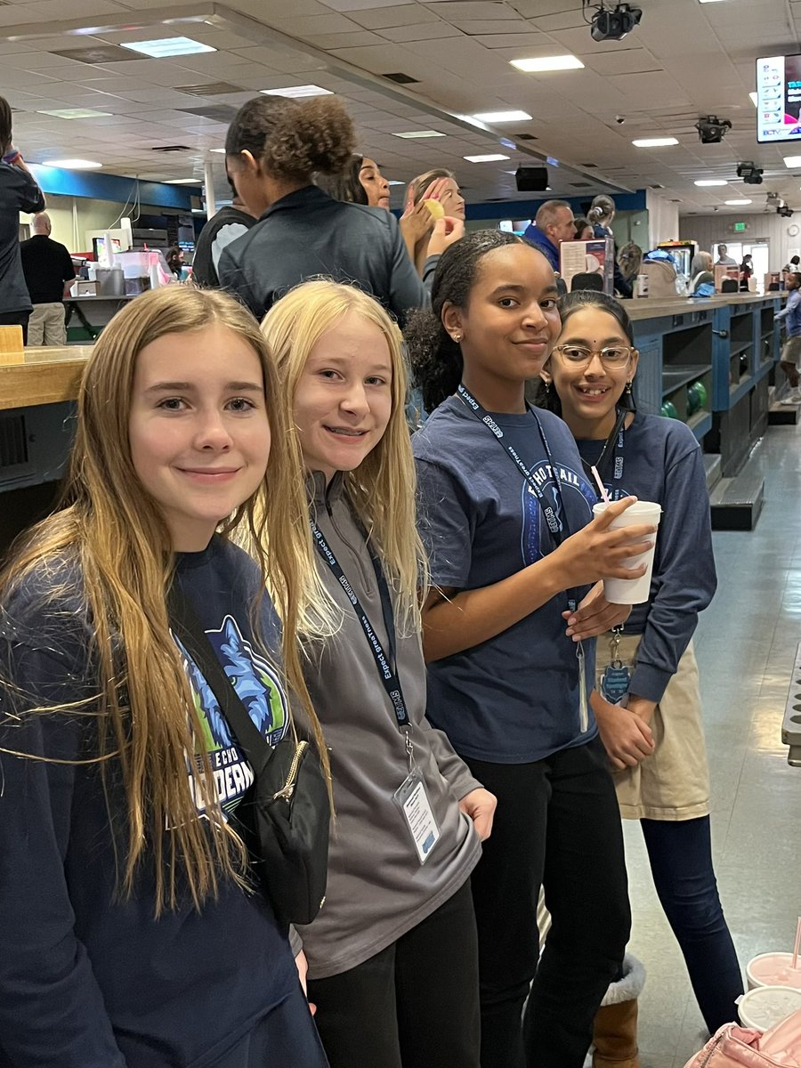 EchoTrailModMus's tweet image. We’ve had a grEaT week in Modern Music ! We heard wonderful concerts from @JtownHS &amp;amp; @EasternHSMedia, jammed with @JCPSSuper, and celebrated a wonderful semester with friends! 💙🩵🎸🎳