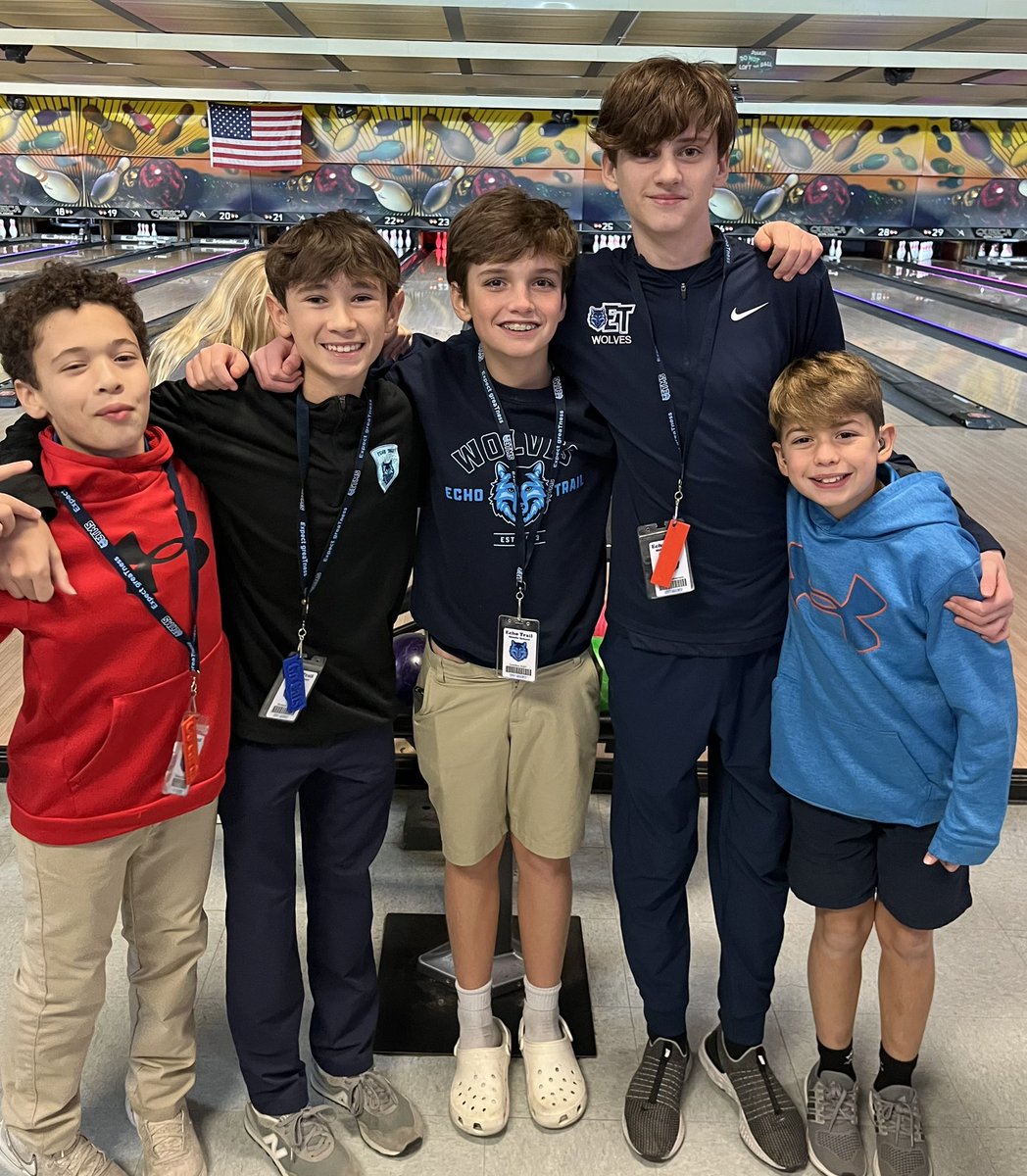 EchoTrailModMus's tweet image. We’ve had a grEaT week in Modern Music ! We heard wonderful concerts from @JtownHS &amp;amp; @EasternHSMedia, jammed with @JCPSSuper, and celebrated a wonderful semester with friends! 💙🩵🎸🎳