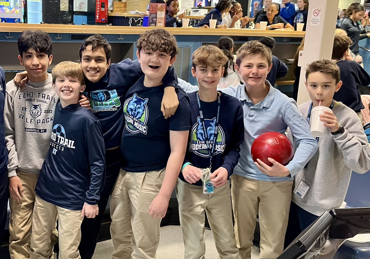 EchoTrailModMus's tweet image. We’ve had a grEaT week in Modern Music ! We heard wonderful concerts from @JtownHS &amp;amp; @EasternHSMedia, jammed with @JCPSSuper, and celebrated a wonderful semester with friends! 💙🩵🎸🎳