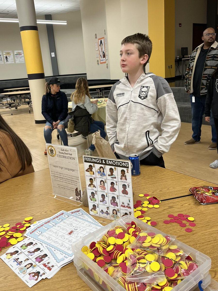 mahoward_howard's tweet image. What a super fun Family Book Night with “What Comes Next” at #AISEast !!  Thank you @sobrien611 for this great event and Misty Eyes Animal Center!!  @RobBuyea