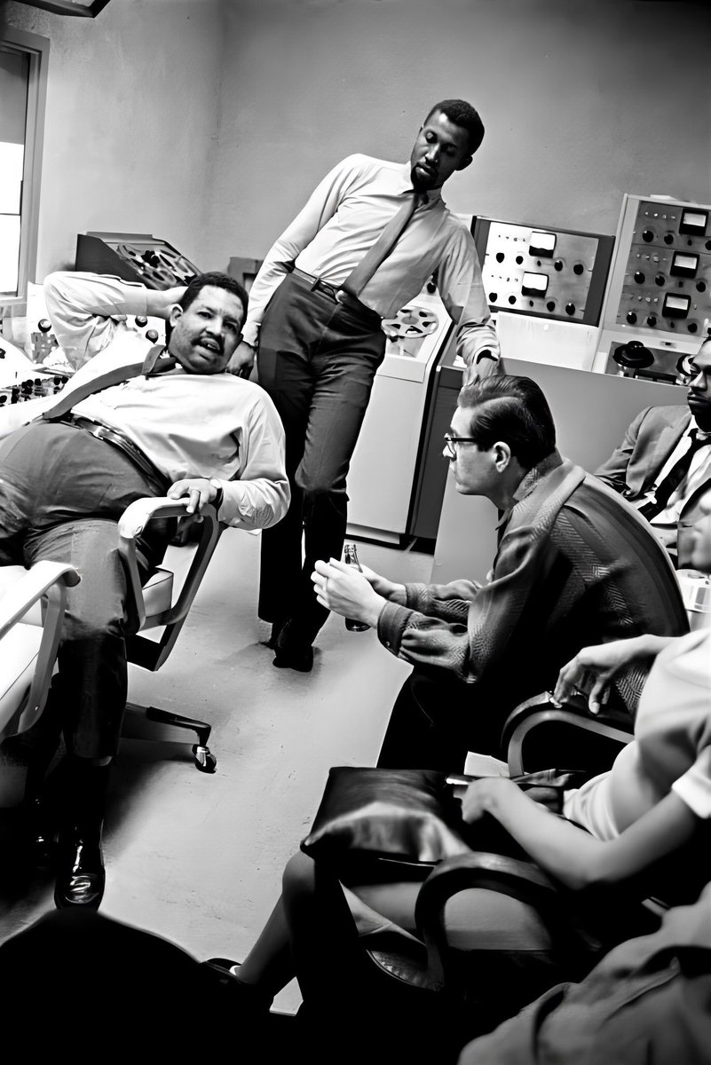 SaladJazz1's tweet photo. Julian “Cannonball” Adderley, talks with Bill Evans, with Connie Kay and Percy Heath (both from The Modern Jazz Quartet), listening and looking on, at Control Room of Bell Sound, New York, 1961.
#Jazz
#Jazzphoto https://t.co/XobEwbLqRs