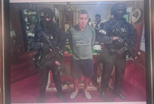 ElDatoEcua's tweet photo. #Urgente ¡EL GOBIERNO CONTINÚA DANDO GOLPES AL NARCOTRÁFICO!

El excoronel de la policía de Ecuador, Julio César Miño Del Hierro, fue detenido por tráfico internacional de drogas en un operativo conjunto entre la Policía y la policía de España. 

Hubo 5 detenidos en España y 4 en Ecuador. El grupo orquestó el envío de 7.966 kilos de cocaína en contenedores y se financiaba con contratos con empresas legalmente constituidas, especialmente mineras.

🟡 Alina Manrique