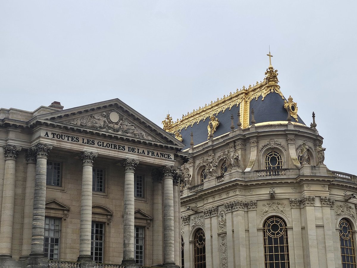 Pendant ce temps là, la coïncidence faisant bien les choses, une visite du <a href="/CVersailles/">Château de Versailles</a> permet de tomber sur #Rochambeau à #Yorktown qui, auprès de #Washington, marqua définitivement l'Indépendance 🇺🇸.

Une amitié 🇨🇵🇺🇸 qui a la force de l'Histoire.

<a href="/USEmbassyFrance/">U.S. Embassy France</a>