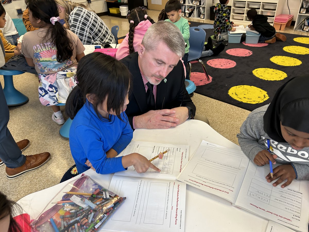 JCPSKY's tweet image. ⭐️ COMMISSIONER VISIT | We were honored to show @KyDeptofEd Commissioner Dr. Robbie Fletcher around JCPS today to see the exciting things happening in our schools—everything from math and literacy to special areas and career pathways! #WeAreJCPS