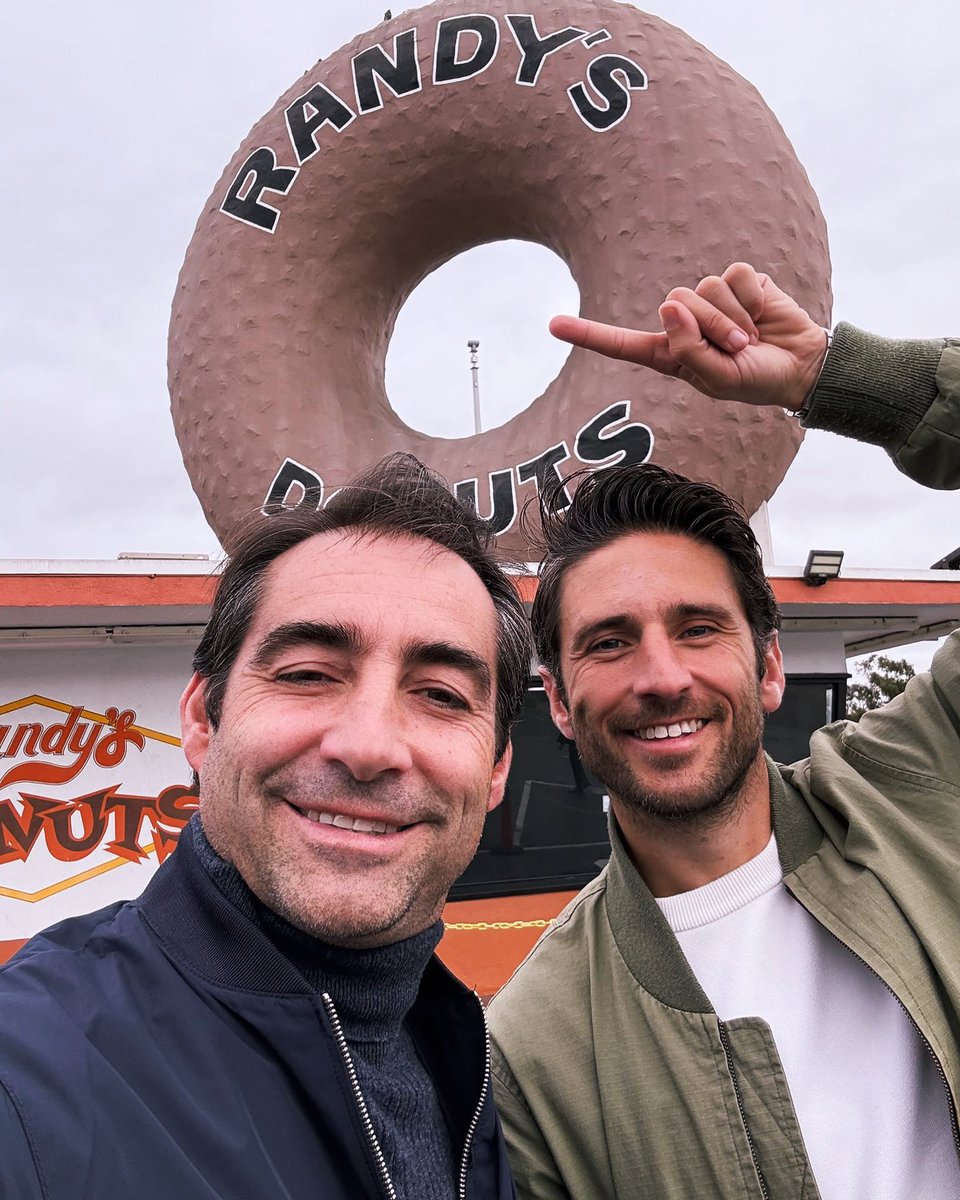 🇺🇸 Avec mon poto Simon on a tourné une émission épique dans ma ville de coeur… Los Angeles ! 😎

📺 Alors rendez-vous ce dimanche 15 décembre à 11h20 sur M6.