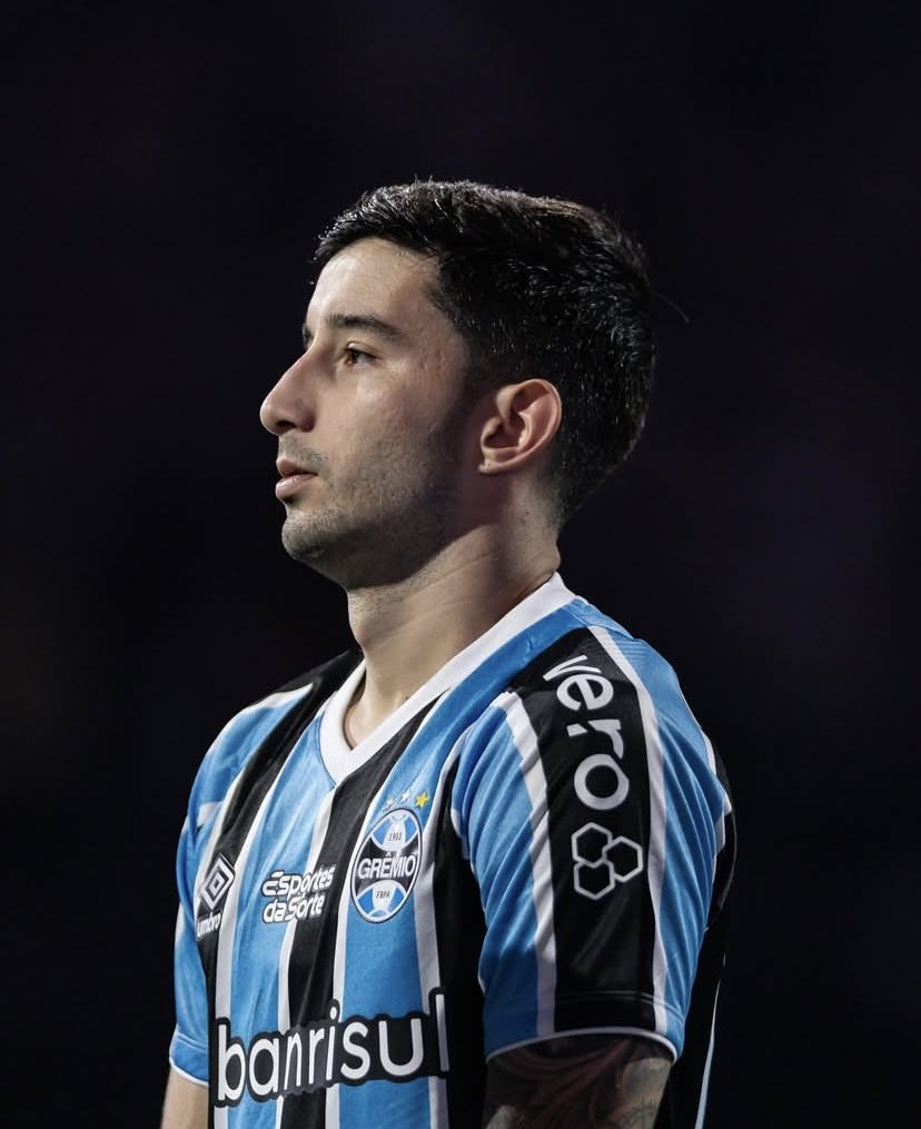 futebol_pontual's tweet photo. O Palmeiras sinalizou uma proposta de $9Mi + Caio Paulista pelo meio campo Villasanti.

Antes de ir para o Grêmio, Palmeiras tinha algum interesse no jogador, e em dezembro do ano passado sondou a situação novamente.

📰 @faridgermano 
📸 Lucas Uebel/GFPA https://t.co/cOaPUexikn