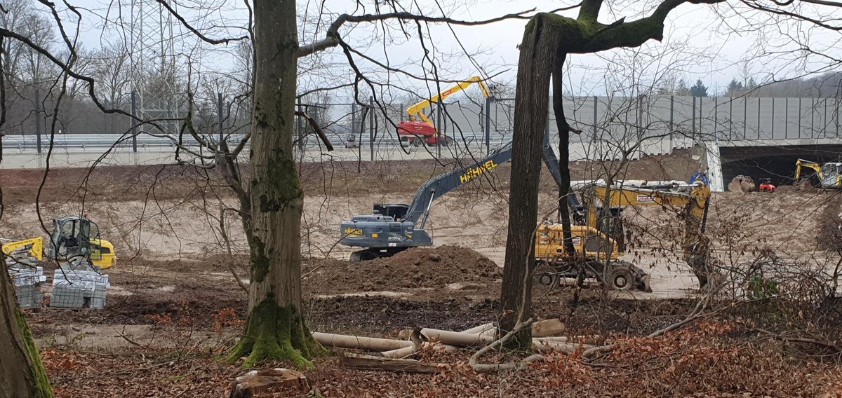 BarbaraSch56791's tweet image. Die Regenrückhaltebecken der #A49 sind also fertig⁉️ Und was sehen wir hier? Das unfertige RBB an der Maulbachtrasse! Irgendwie liegen #DEGES &amp;amp; #AutobahnGmbH merkwürdig deutlich mit ihren Aussagen neben der Wahrheit ! So darf die #A49 eben nicht in Betrieb gehen! #keineA49