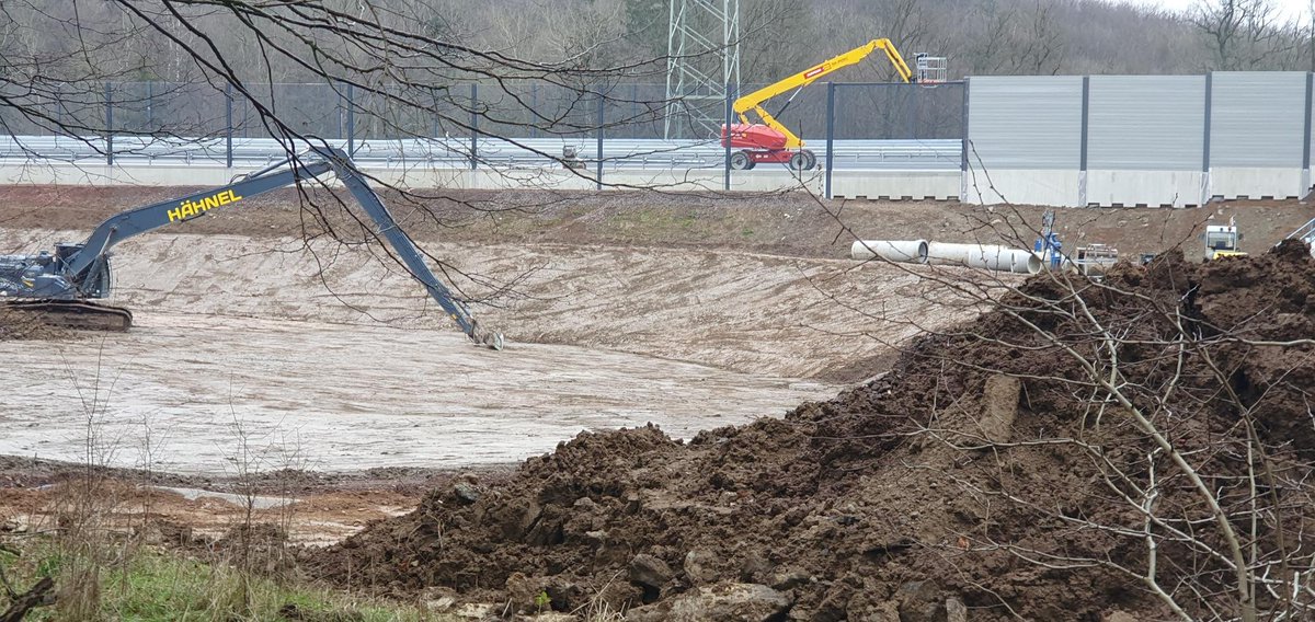 BarbaraSch56791's tweet image. Die Regenrückhaltebecken der #A49 sind also fertig⁉️ Und was sehen wir hier? Das unfertige RBB an der Maulbachtrasse! Irgendwie liegen #DEGES &amp;amp; #AutobahnGmbH merkwürdig deutlich mit ihren Aussagen neben der Wahrheit ! So darf die #A49 eben nicht in Betrieb gehen! #keineA49