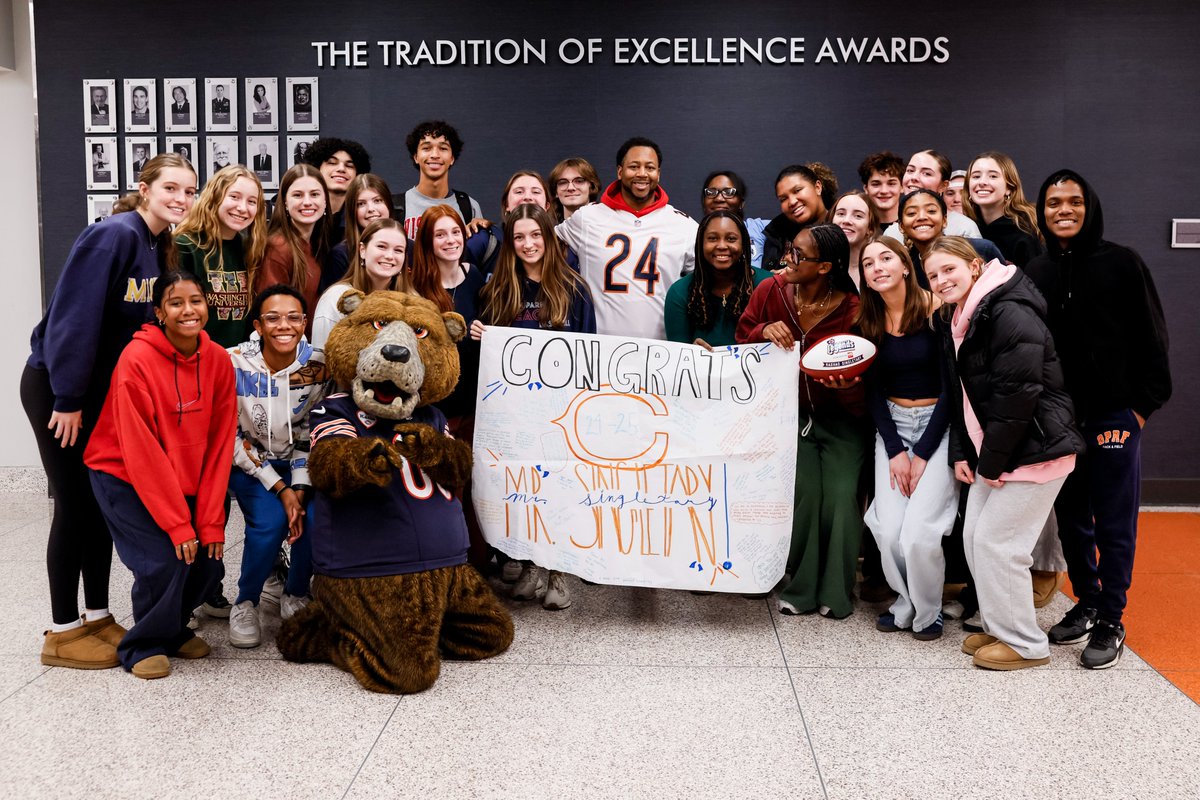 BearsOutreach's tweet photo. Congratulations to Mr. Singletary of Oak Park River Forest High School on receiving the #DaBears Classroom Legends award! Thank you for your ongoing commitment and compassion that you devote to your students. https://t.co/2En6CvbJY0