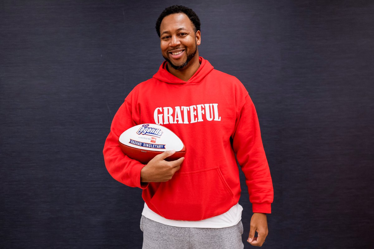 BearsOutreach's tweet photo. Congratulations to Mr. Singletary of Oak Park River Forest High School on receiving the #DaBears Classroom Legends award! Thank you for your ongoing commitment and compassion that you devote to your students. https://t.co/2En6CvbJY0