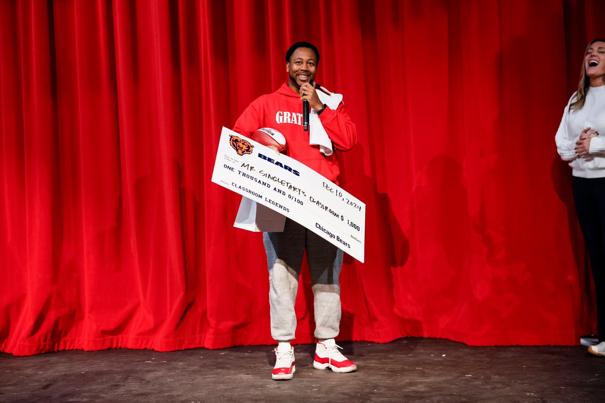 BearsOutreach's tweet photo. Congratulations to Mr. Singletary of Oak Park River Forest High School on receiving the #DaBears Classroom Legends award! Thank you for your ongoing commitment and compassion that you devote to your students. https://t.co/2En6CvbJY0