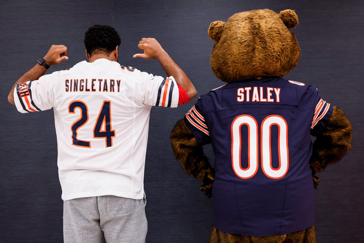 BearsOutreach's tweet photo. Congratulations to Mr. Singletary of Oak Park River Forest High School on receiving the #DaBears Classroom Legends award! Thank you for your ongoing commitment and compassion that you devote to your students. https://t.co/2En6CvbJY0