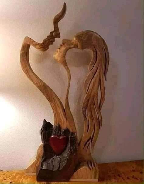 من يشعر أنه اذكى الناس وافضلهم واغناهم ............ فهو للأسف لا قيمة له واتفه مما نتصور..........لانه فارغ من الداخل .....