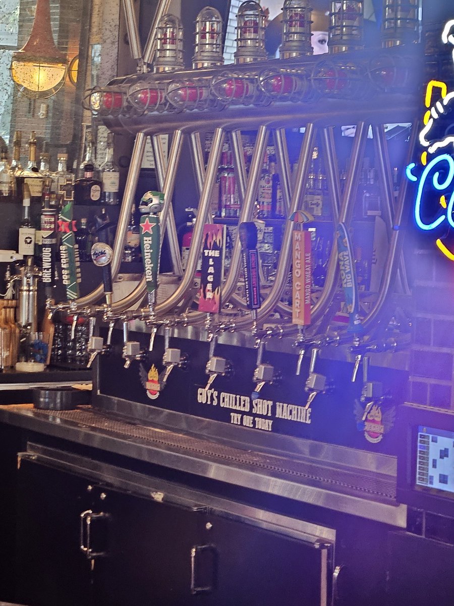 Freund_Builder's tweet photo. @ChrisMWilliams 
Barkeep asked, "Are you from Iowa?" when I wanted something like Busch Light @GuyFieri 's place in @TheLINQ in Las Vegas. Their stock lager is actually Busch Light! Spread the good news far and wide and get to work on @CircaSports ! https://t.co/GcQda4PLGS