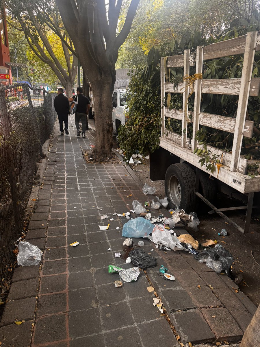 Amanbm10's tweet photo. @AlessandraRdlv Y hoy está así, nada más abrieron para hacer estos basureros diarios https://t.co/FmFxiqlwnE