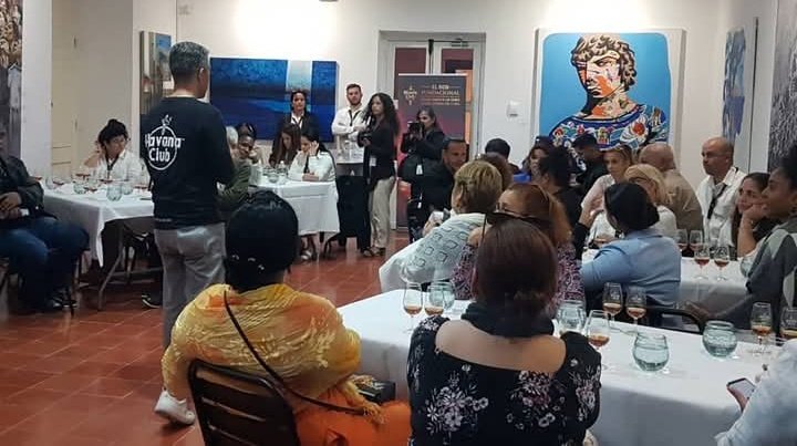 CubaRonSA's tweet photo. En 2da jornada del #ColoquioRonCubano cata de los emblemáticos rones #SeleccióndeMaestros y #HavanaClub15años, analizando apariencia, aromas y experiencia en bouquet, así como maridaje del #RonCubay con Habanos Trinidad Media Luna y bombones de La Chocolatera.
#SaborCubano👇 https://t.co/CI89dqkpX6