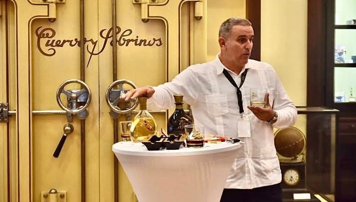 CubaRonSA's tweet photo. En 2da jornada del #ColoquioRonCubano cata de los emblemáticos rones #SeleccióndeMaestros y #HavanaClub15años, analizando apariencia, aromas y experiencia en bouquet, así como maridaje del #RonCubay con Habanos Trinidad Media Luna y bombones de La Chocolatera.
#SaborCubano👇 https://t.co/CI89dqkpX6