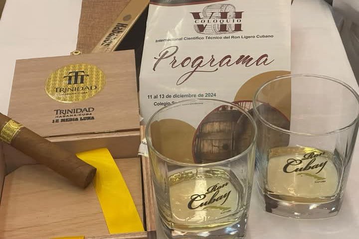 CubaRonSA's tweet photo. En 2da jornada del #ColoquioRonCubano cata de los emblemáticos rones #SeleccióndeMaestros y #HavanaClub15años, analizando apariencia, aromas y experiencia en bouquet, así como maridaje del #RonCubay con Habanos Trinidad Media Luna y bombones de La Chocolatera.
#SaborCubano👇 https://t.co/CI89dqkpX6