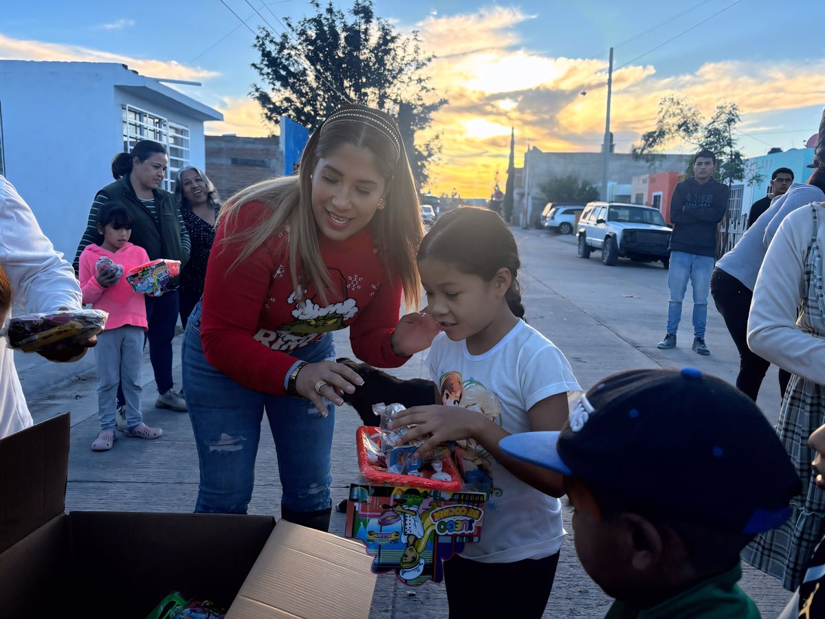 Isabel_Onti_'s tweet photo. Es muy agradable compartir un momento con todos los niños de los comités, su sonrisa es nuestro mayor regalo 💫💖🎄
#DeCorazonContigo💖  #ElFuturoEsContigo🐺💙 https://t.co/9j11UrjGzN
